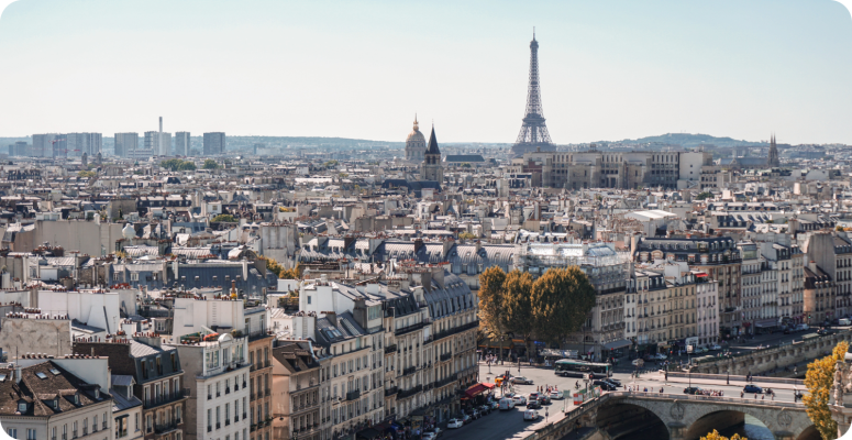 Ville de paris, vue sur la Tour Eiffel. Pour illustrer les avantages et les inconvénients d'ouvrir une pizzeria dans un centre-ville comme Paris
