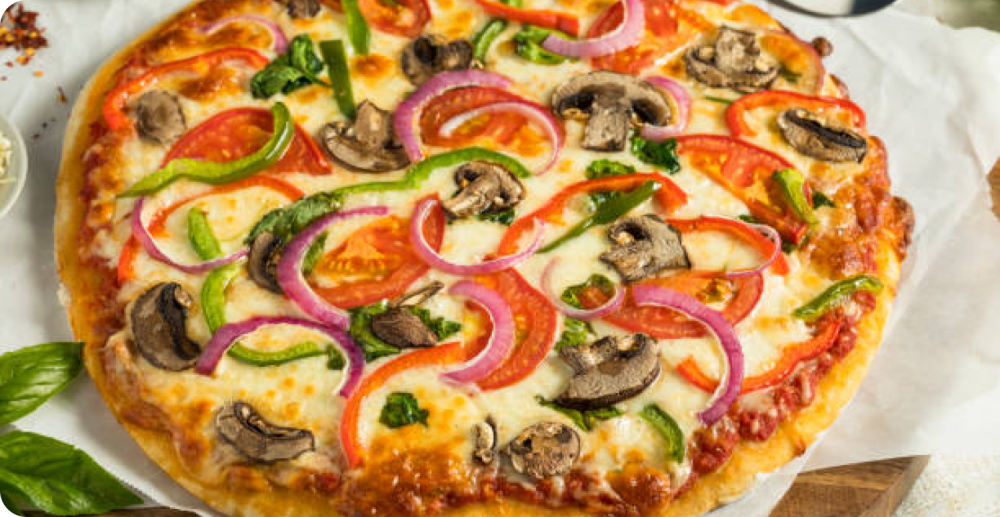 Une pizza végétarienne colorée et appétissante garnie de légumes frais, de fromage et d'herbes, prête à être dégustée.